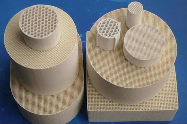 300 Cpsi Ceramic Catalyst Filter المحفز الحفاز قرص العسل 101.6 مم